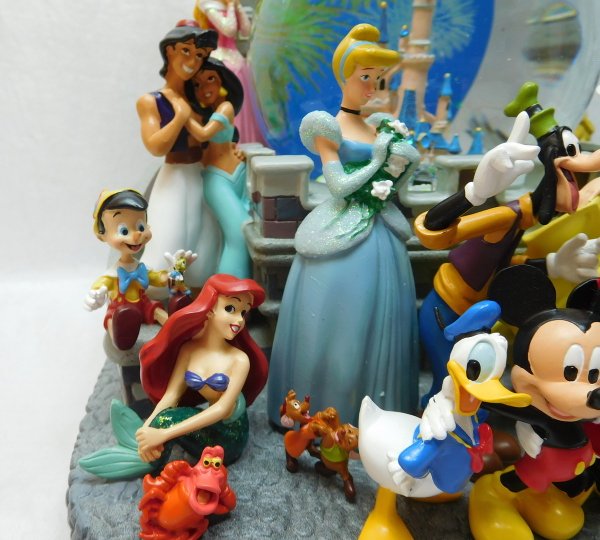 Eine superschöne Spieluhr die echt riesig ist mit vielen Charakteren aus Disneyfilmen.