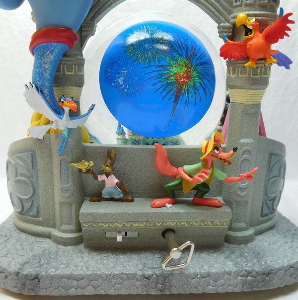 Eine superschöne Spieluhr die echt riesig ist mit vielen Charakteren aus Disneyfilmen.