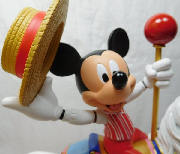 Disney Disneyland Paris Figur Mickey Mouse auf einem Karusellpferd