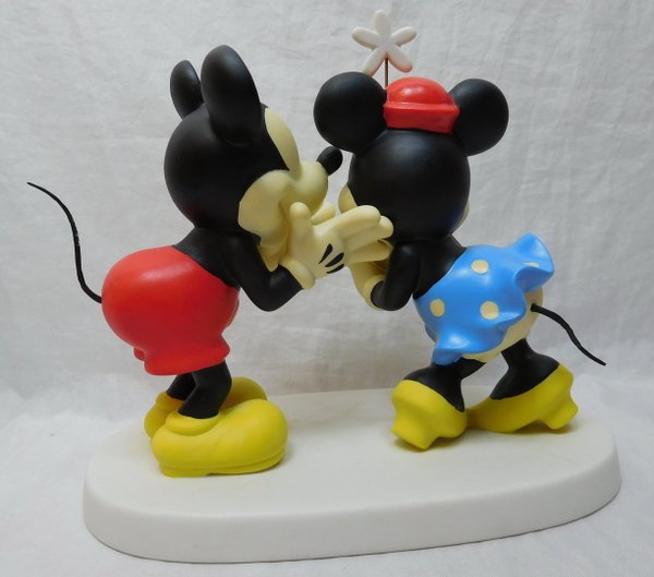 Precious Moments Mickey und Minnie in Love aus Porzellan