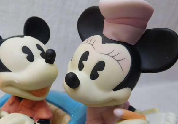 Precious Moments, Disney Showcase Mickey Mouse Figur Minnie im auto "You make my heart race
