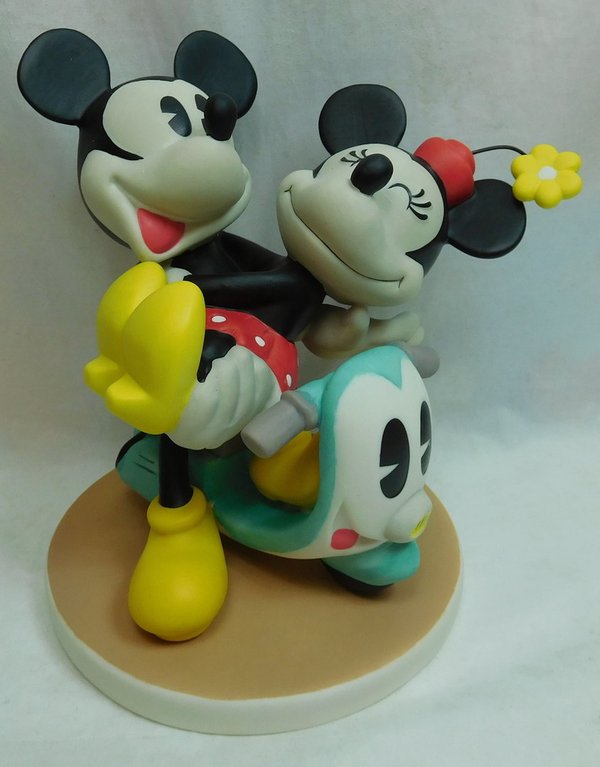 Precious Moments, Disney Showcase Mickey Mouse Figur & Minnie  verliebt auf eine Motorroller
