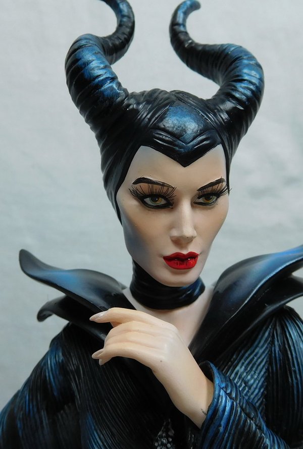 Enesco Haute Couture Live Action Maleficent Maleficent Showcase Angelina Jolie 4045771 Disney