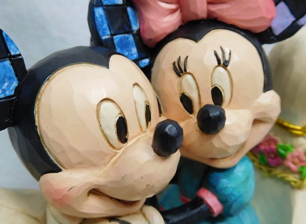 Disney Traditions Jim Shore 4059744 Statue de Mickey et Minnie Mouse dans le cygne tourtereaux