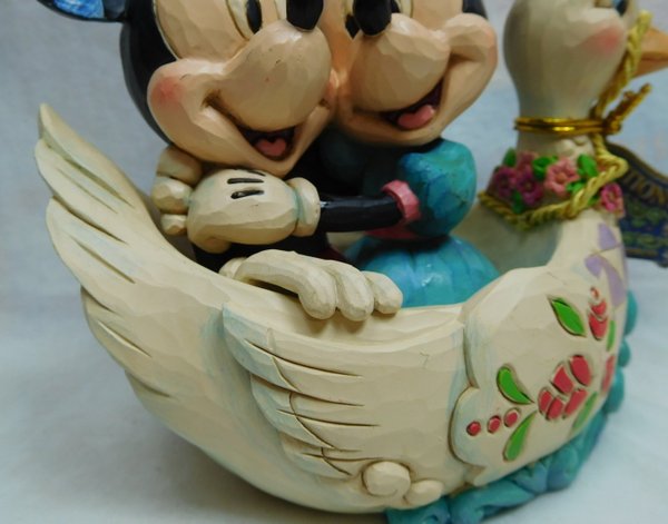 Disney Traditions Jim Shore 4059744 Statue de Mickey et Minnie Mouse dans le cygne tourtereaux