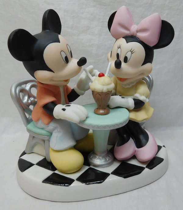 Precious Moments, Disney Showcase Mickey Mouse Figur  & Minnie beim eis essen 152704