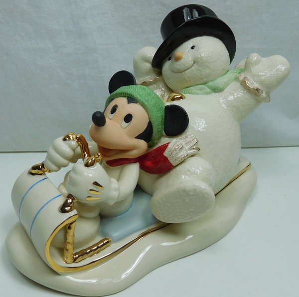 Disney Figur Lenox 821618 Mickey Mouse auf dem Schlitten mit Schneemann