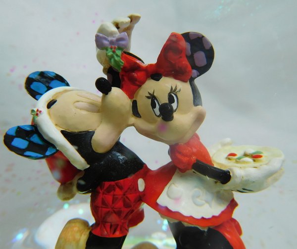 Disney Enesco Figur  Schneekugel 4060275 Mickey und Minnie unter dem Mistelzweig