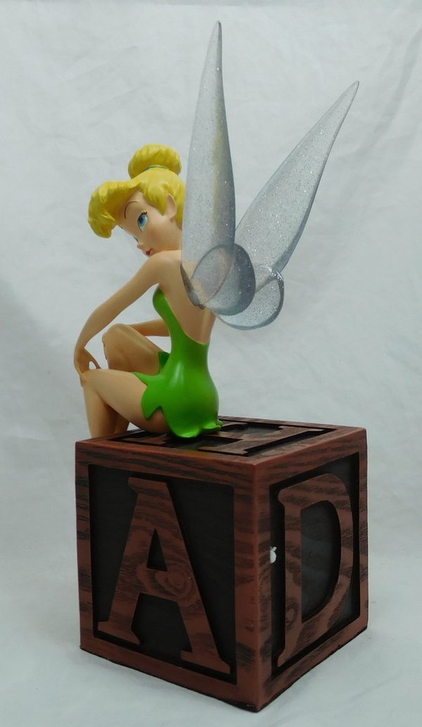 Disney Figur Tinker Bell von Peter Pan auf einer Kiste
