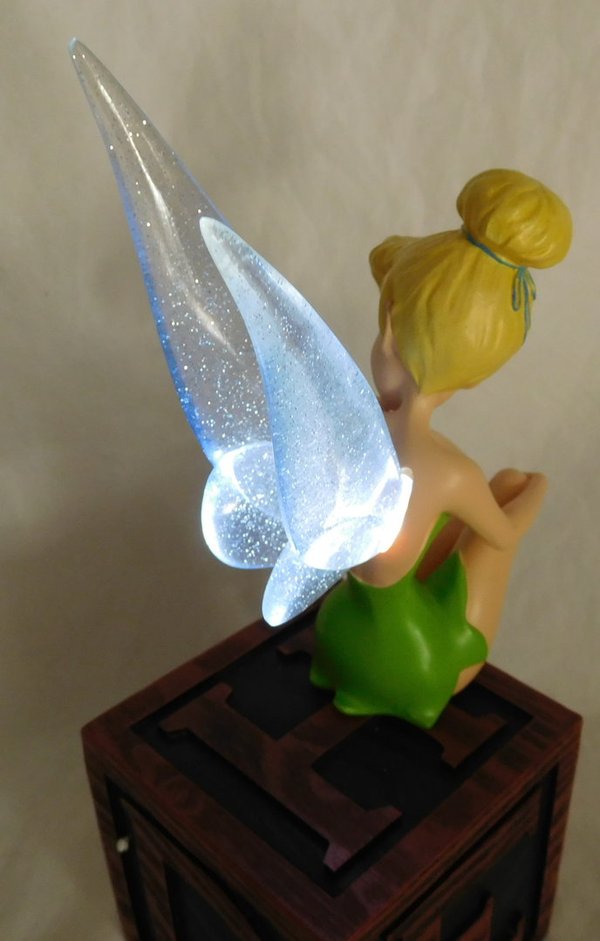Disney Figur Tinker Bell von Peter Pan auf einer Kiste