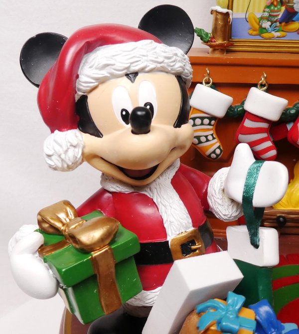 Disney Figur Weihnachtsszene mit Musik und Licht