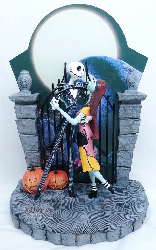 Disney Enesco Showcase Couture de Force: 6010732 Nightmare before Christmas with light Jack & Sally