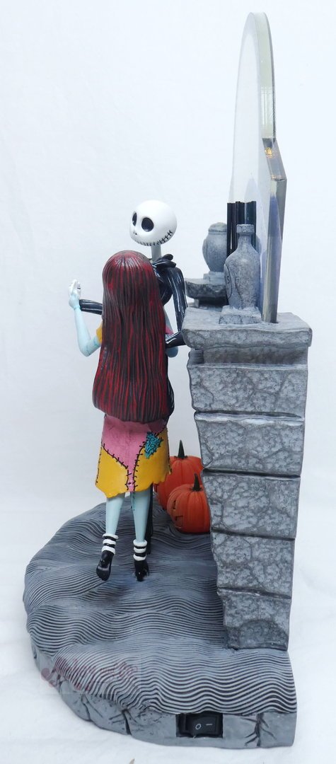 Disney Enesco Showcase Couture de Force: 6010732 Nightmare before Christmas with light Jack & Sally